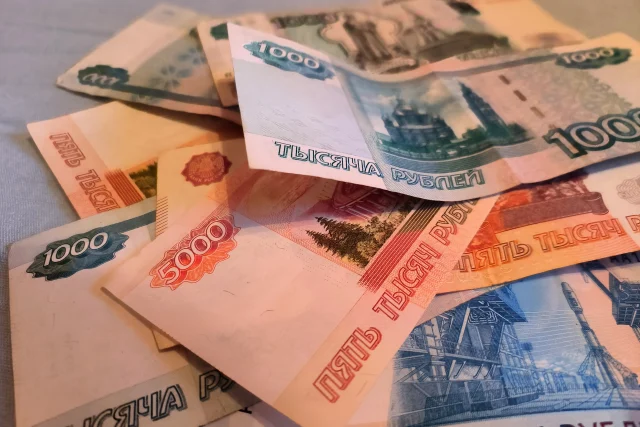 Как незаметно накопить 100 тысяч рублей, если у вас долги, объяснила финансовый эксперт