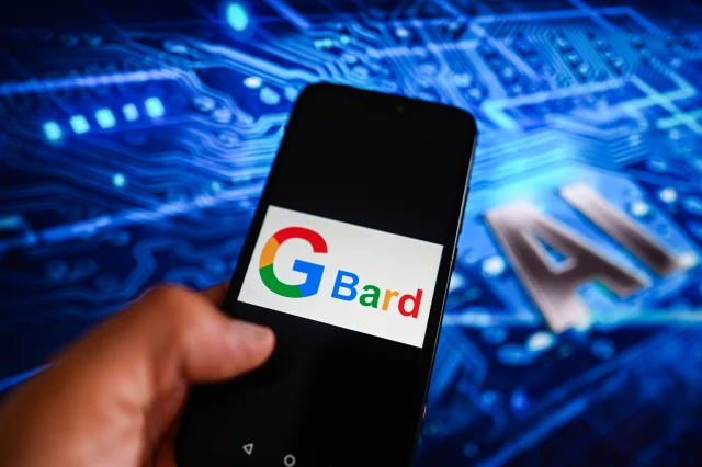 Нейросеть-предатель: Чат-бот от Google слил переписку с пользователями