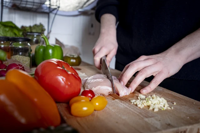 Как быстро разделать курицу: Понадобится меньше минуты