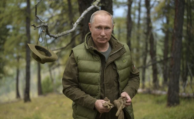 Пони, крокодил и пододеяльник: Чем пытались завоевать внимание Путина лидеры других стран