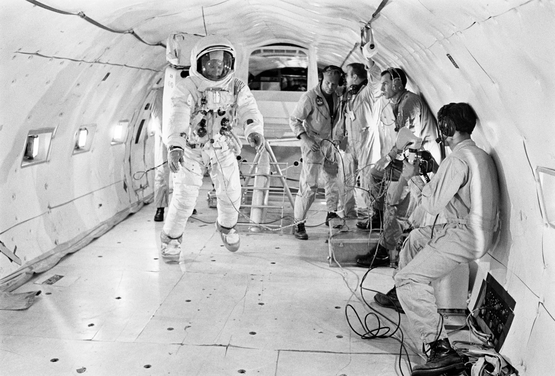 Базз Олдрин на тренировке в невесомости внутри KC-135 в июле 1969 года