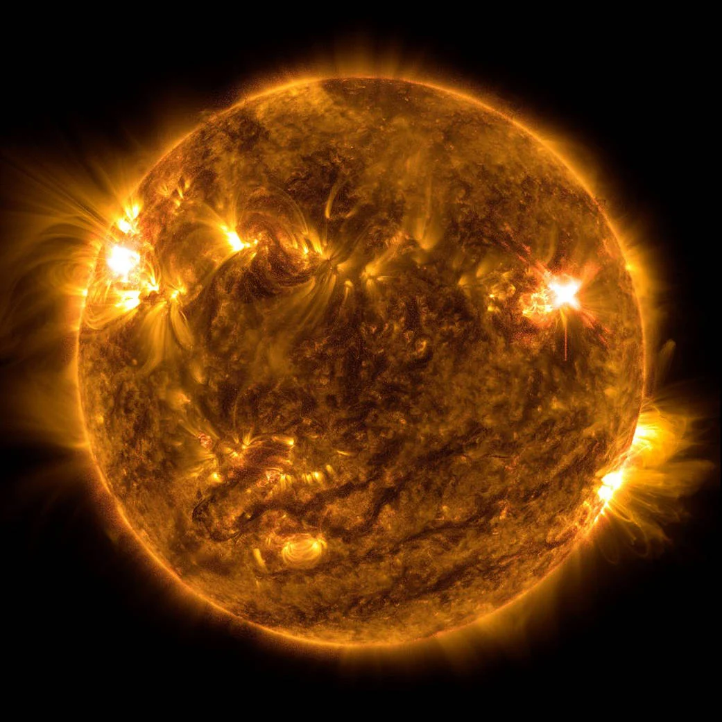 Солнечный диск и яркая вспышка на архивном снимке обсерватории SDO